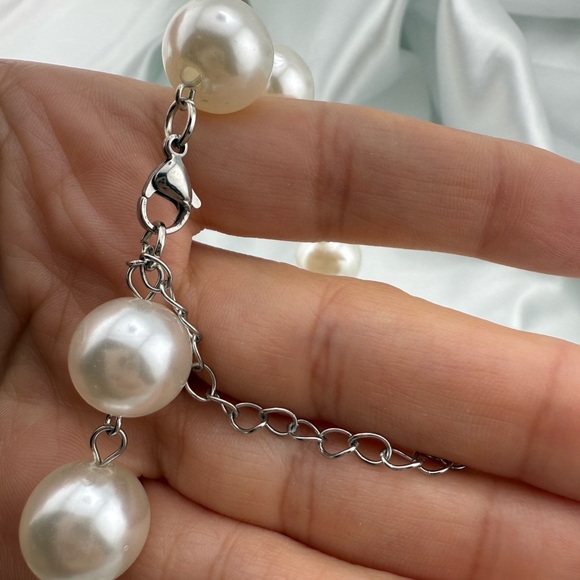 White Pearl shimmer color silver statement adjustable Necklace - Picture 4 of 10